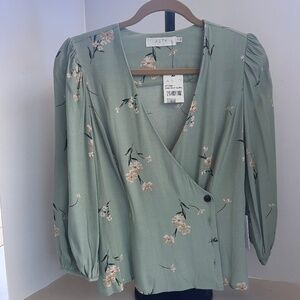 ASTR the Label Wrap Top Floral Sage Green 3/4 sleeve, NWT